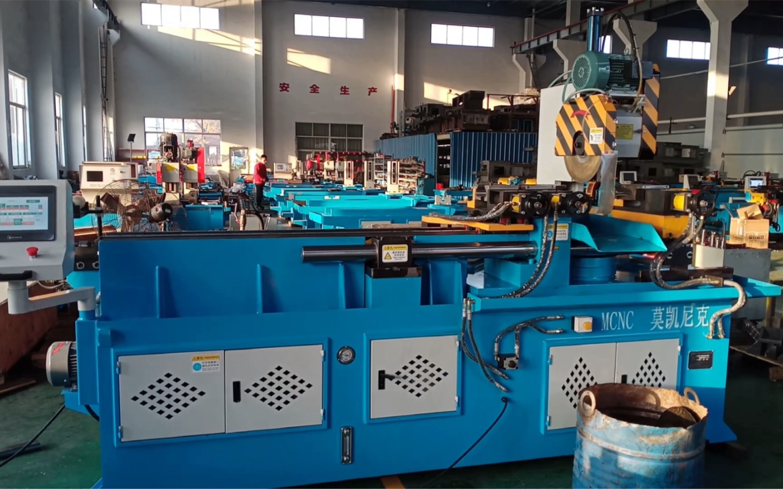 方管切割机45度斜切,最大可以左右65度旋转角度切管机,厚壁管重型切管