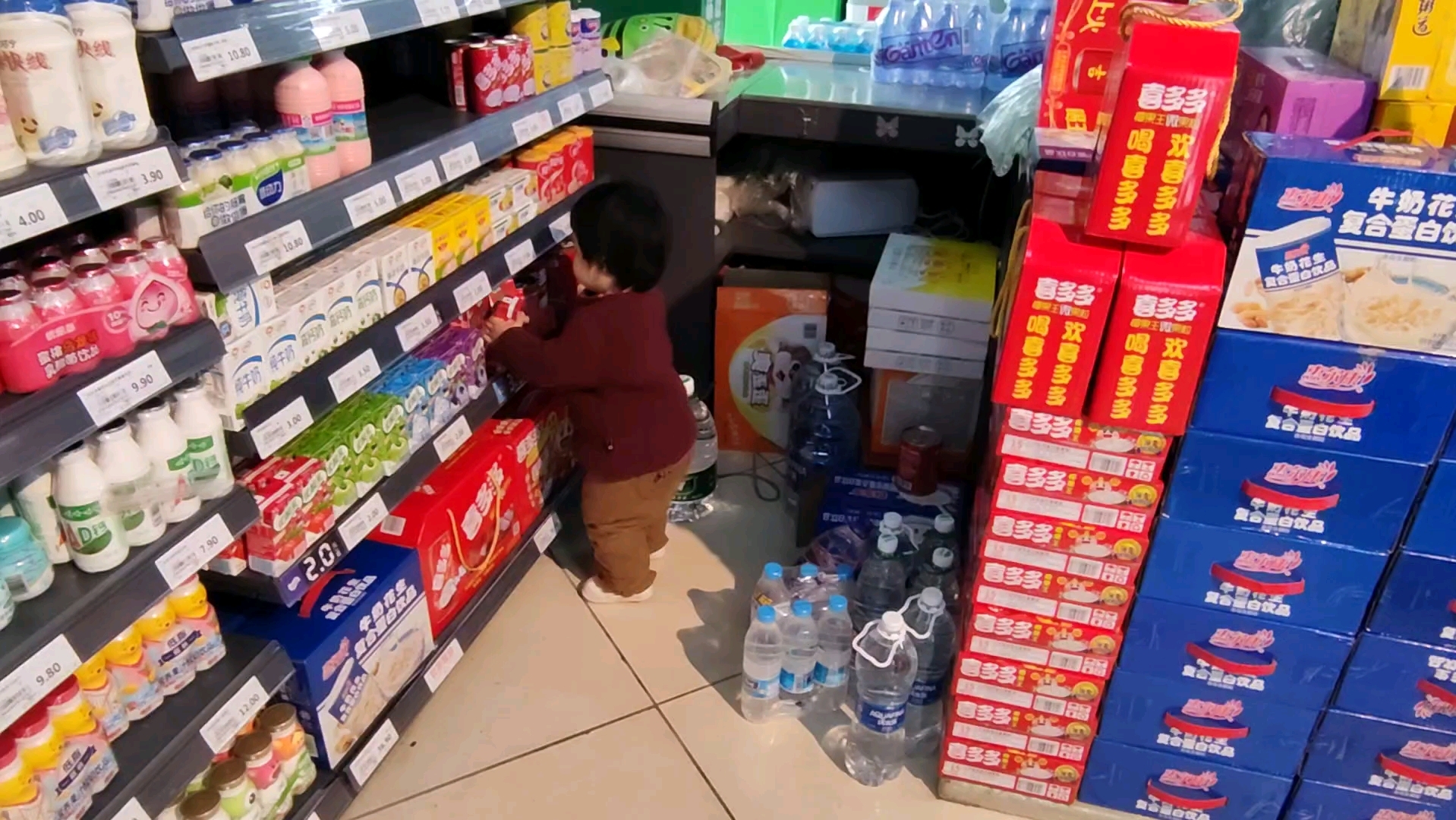 小宝忙碌的下午,在超市当搬运工志愿者