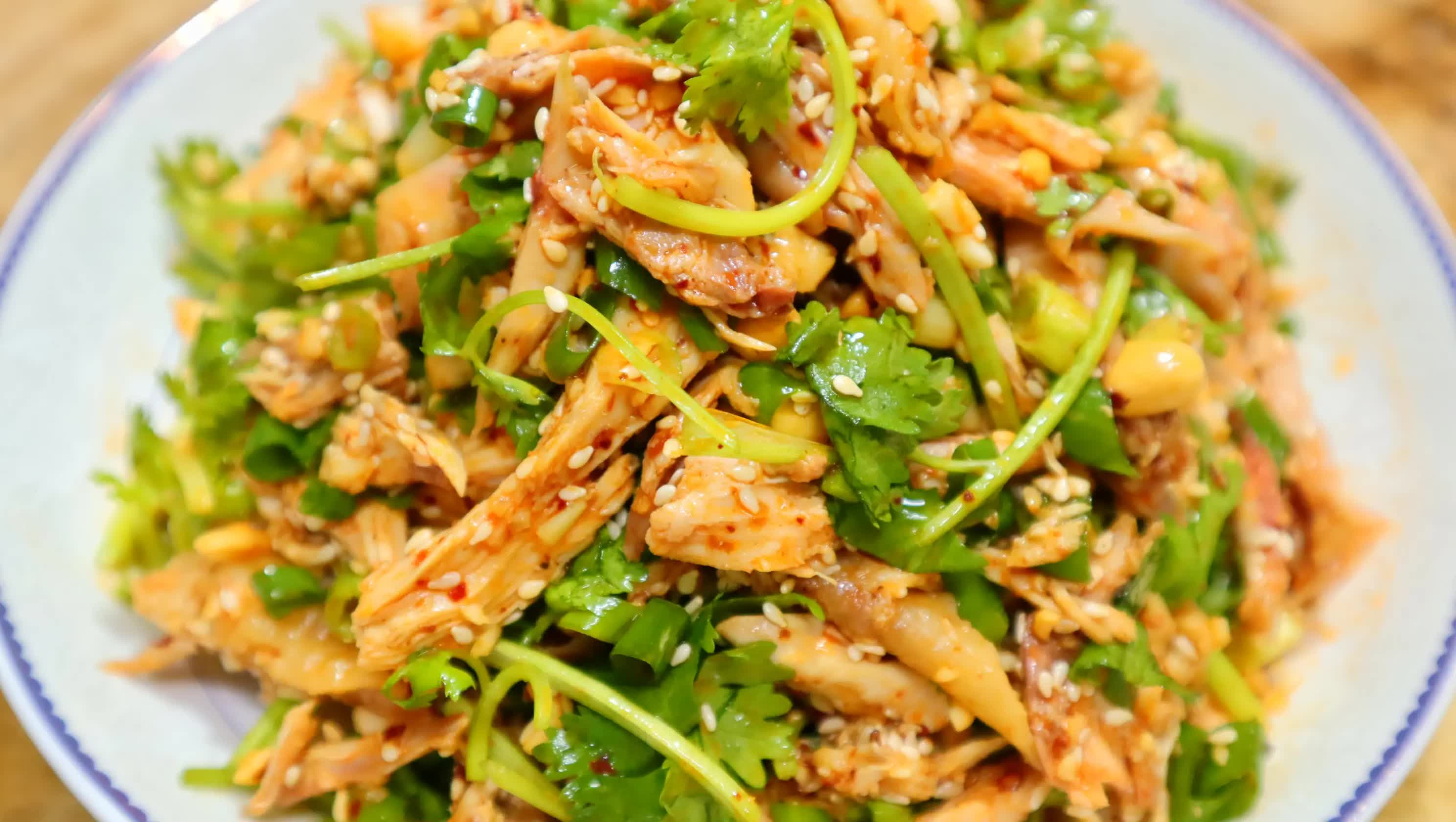 大厨教你如何用10块钱做出一道美味的手撕鸡,鲜嫩爽滑,下酒必备