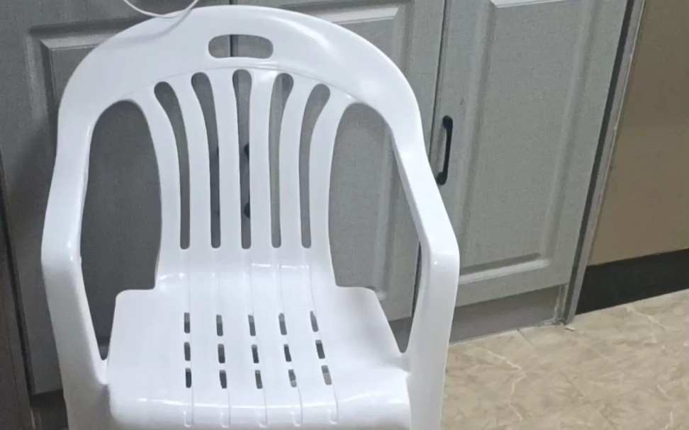 在洗澡堂发现了一个充满抛瓦的椅子