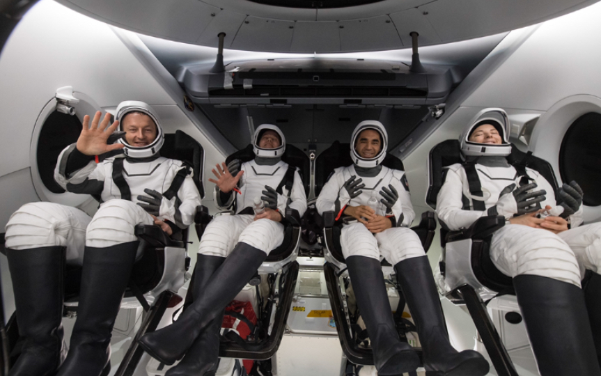 龙飞船携带4名宇航员在夜间开伞溅落