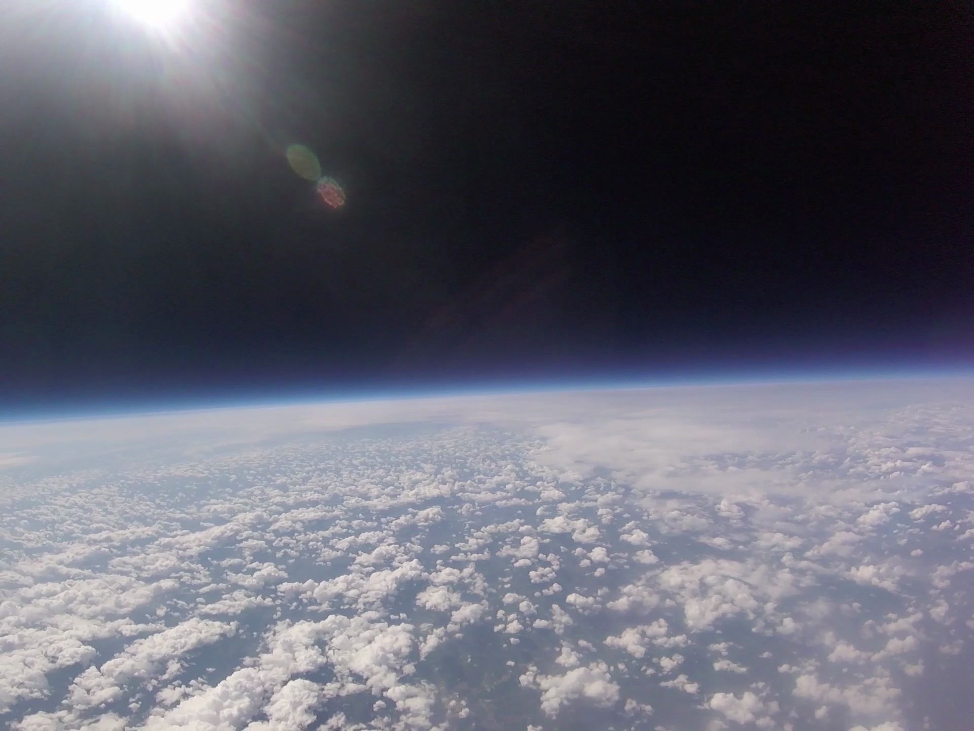 【探秘】站在地球三万米高空往四周看究竟能看到什么?