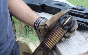 Tải video: 个人防卫武器：FN P90冲锋枪，弹匣加弹靶场射击测试