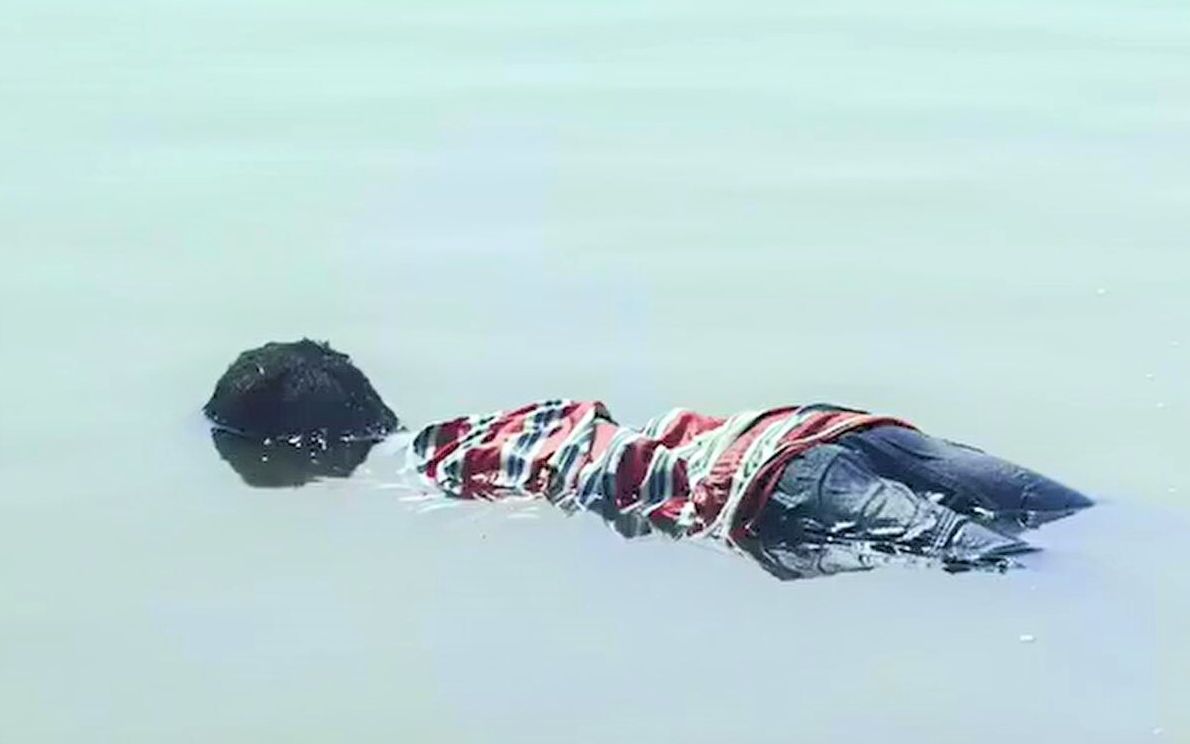 小男孩被淹死图片