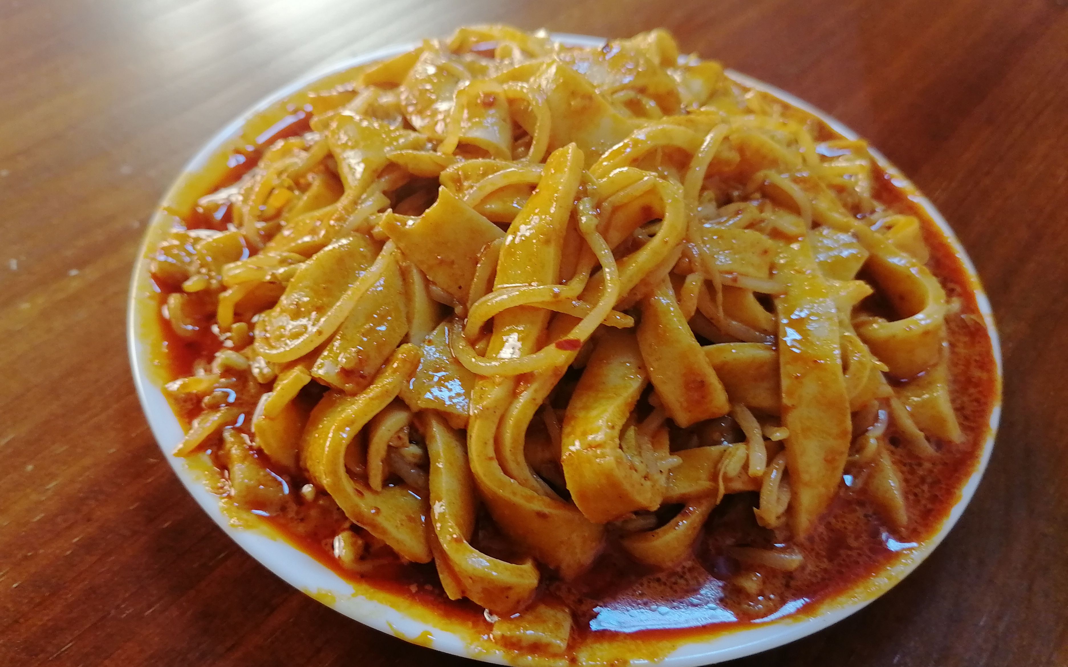 麻酱凉皮是西安回坊特色小吃,如何做的劲道,其实太简单了,保你一学