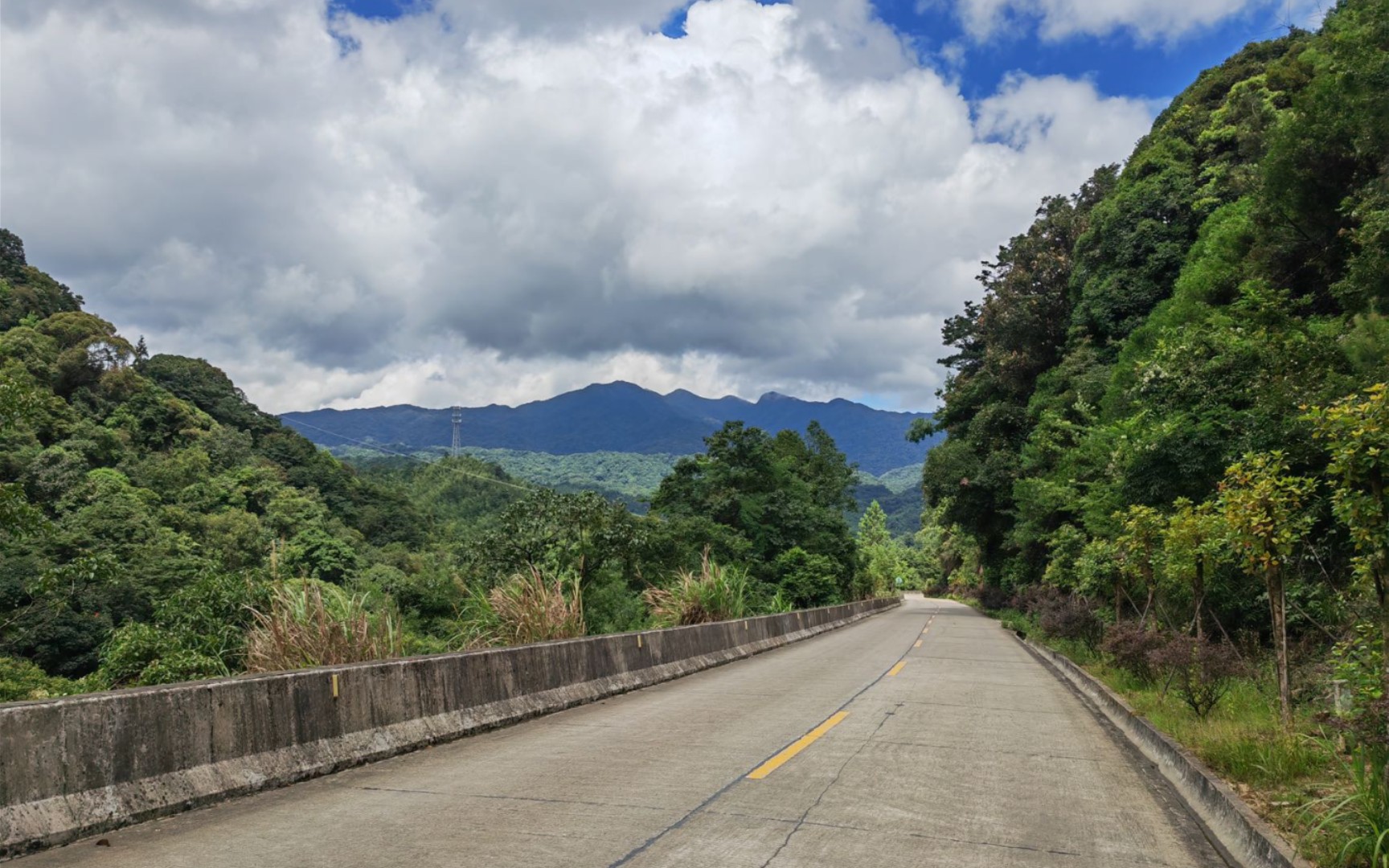 骑行南昆山——下坡的一个小片段