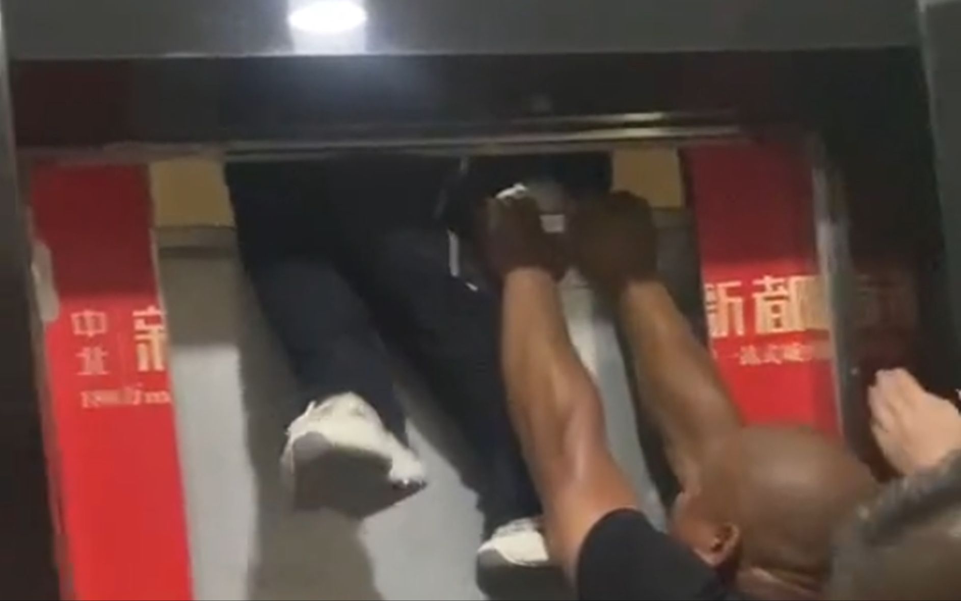 电梯故障多人被困，救援时电梯突然上行，险夹住男孩双腿