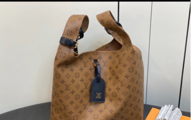 说一下高仿lv路易威登m46821黄花 购物袋系列 秋冬新款 atlantis 大号