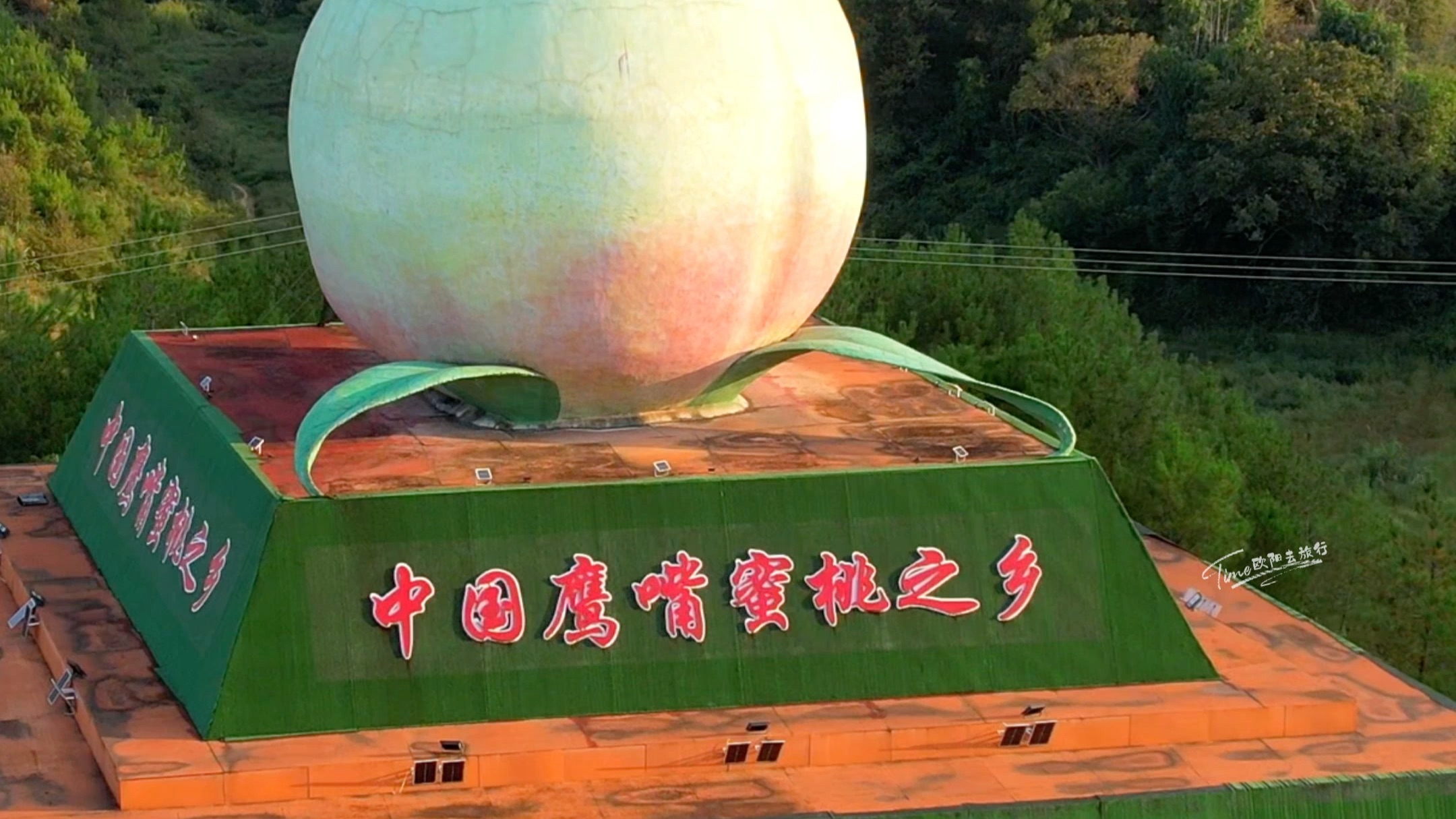 在广东河源,发现一个巨型大桃子,当地人说甜过初恋,据说今年的桃王重