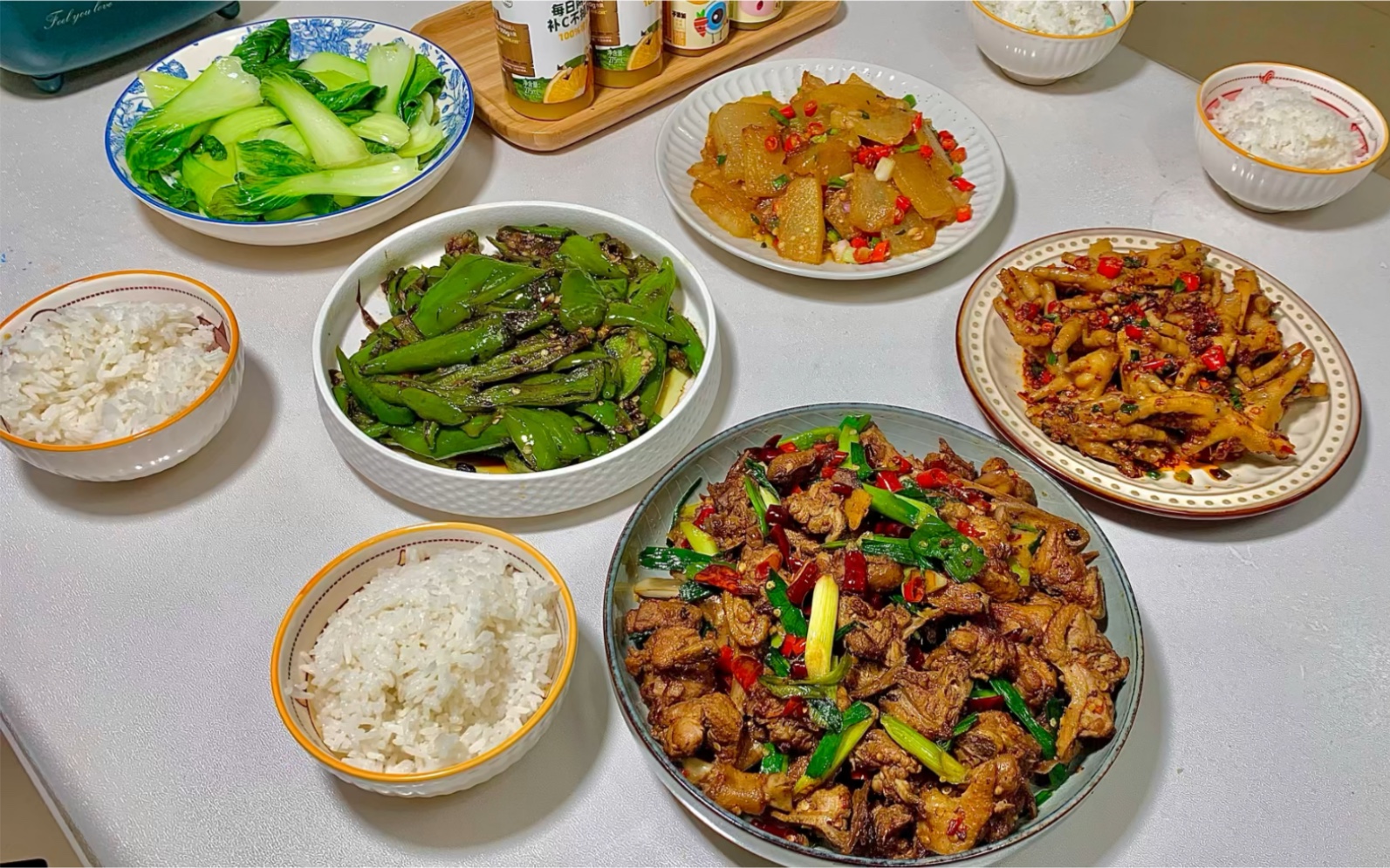 湖南人的晚餐压箱底的下饭菜来啦香辣鸭块香辣鸡爪香煎冬瓜爆炒青椒
