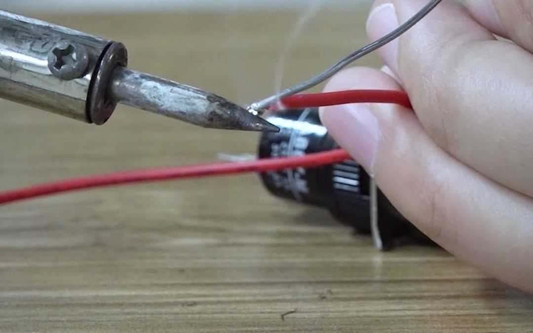 女电工电烙铁焊接的五个步骤这个操作你给几分