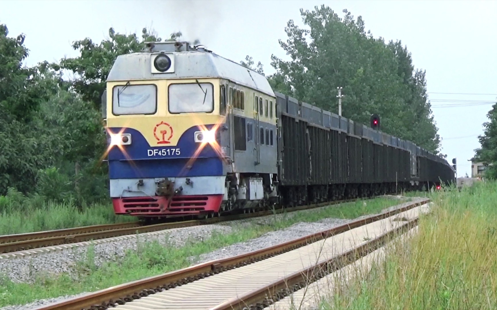 [禹亳铁路]东风4c5175牵引集装箱大列喷烟轰鸣 震撼通过西贾站