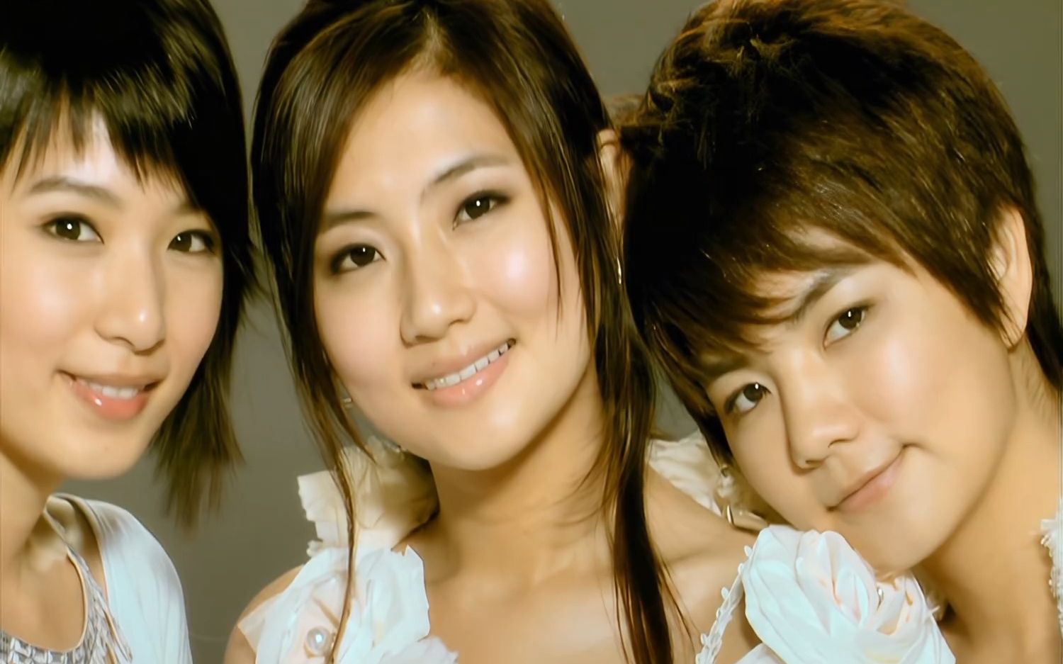 s.h.e - 五月天 mv 五月的天,刚诞生的夏天