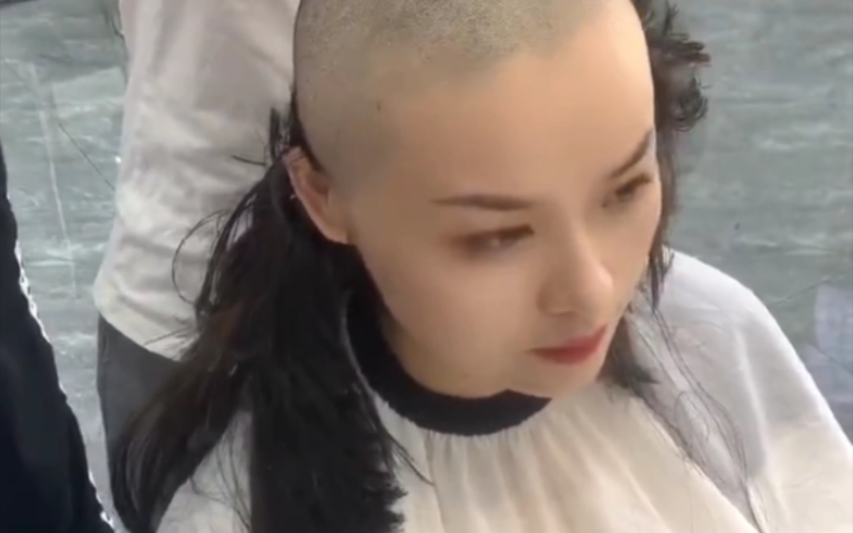 美女为什么要把长发剃光头