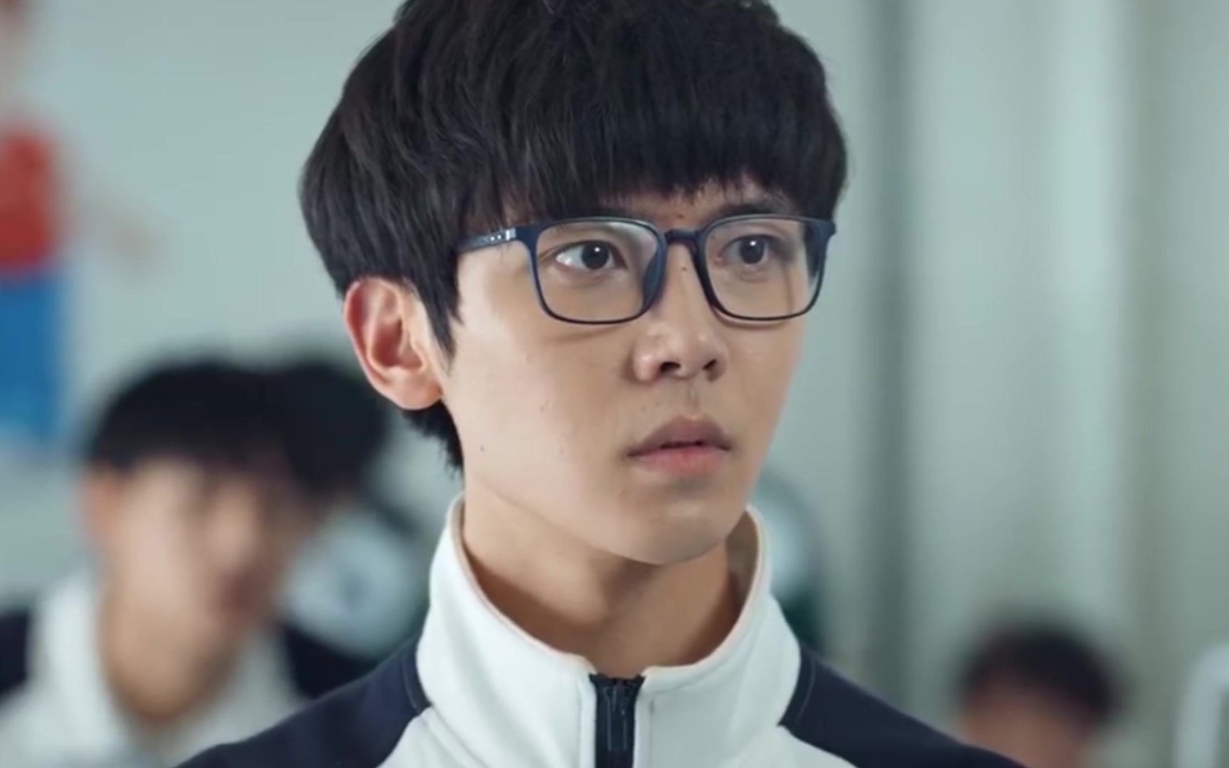 百岁之好:陈亦川与蒋正寒打赌输了,遵守承诺去蛙跳,校园瞬间沸腾_哔哩