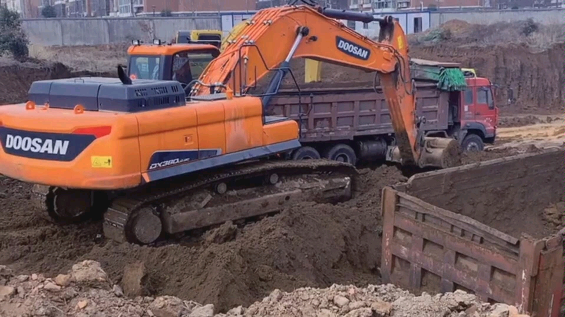 新款斗山dx380挖掘机装车,斗大装车就是快,这样装车过瘾