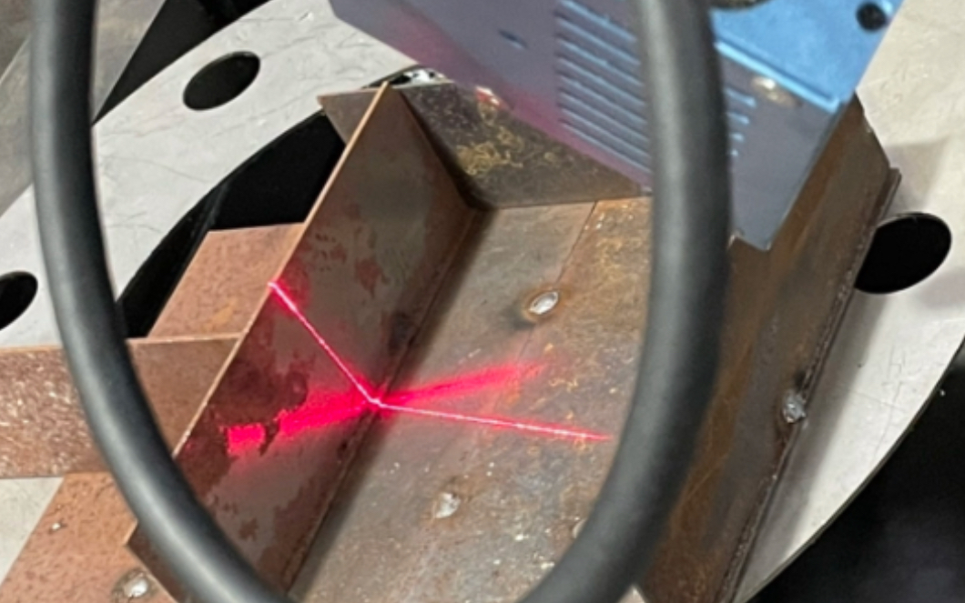 2023 · 线激光 · reflects light