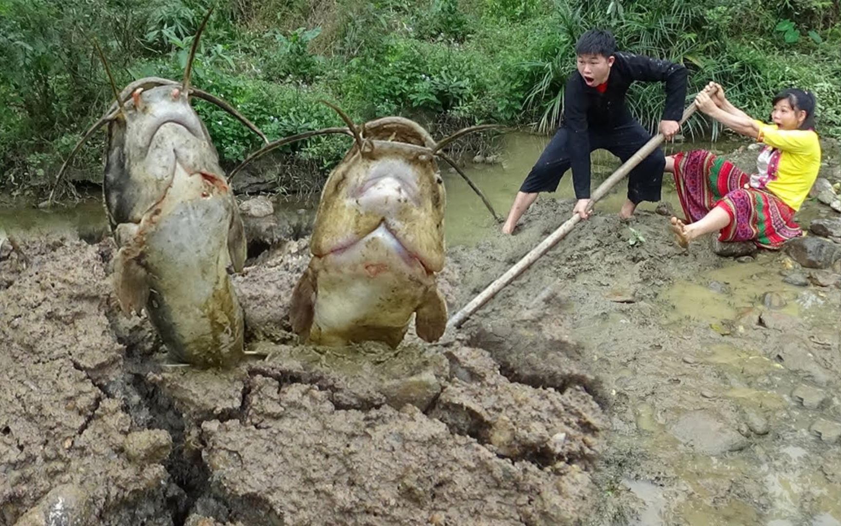 兄妹两到河边玩,竟能在土里挖出大鱼,现在的鱼都喜欢呆在泥里吗?