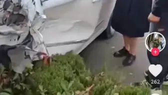 现实版的百分之25互撞，雪铁龙主驾驶位子a柱弯折，驾驶员估计晕了，丰田汽车成员无大碍