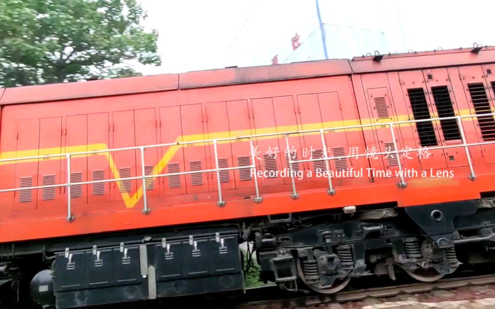 拍摄牵引20节矿石货车的东风10d型内燃机车