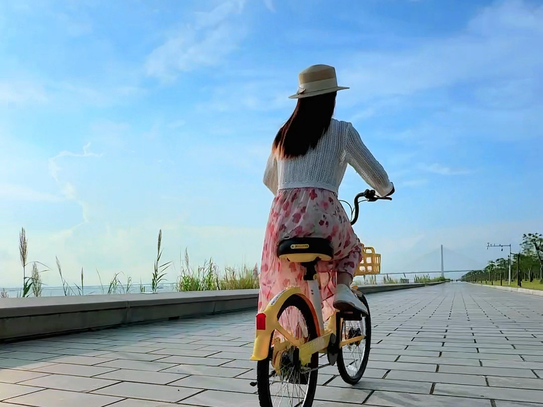 骑自行车适合的头型女（骑自行车适合的头型女生） 骑自行车得当
的头型女（骑自行车得当
的头型女生）《骑自行车的女孩头像》 自行车