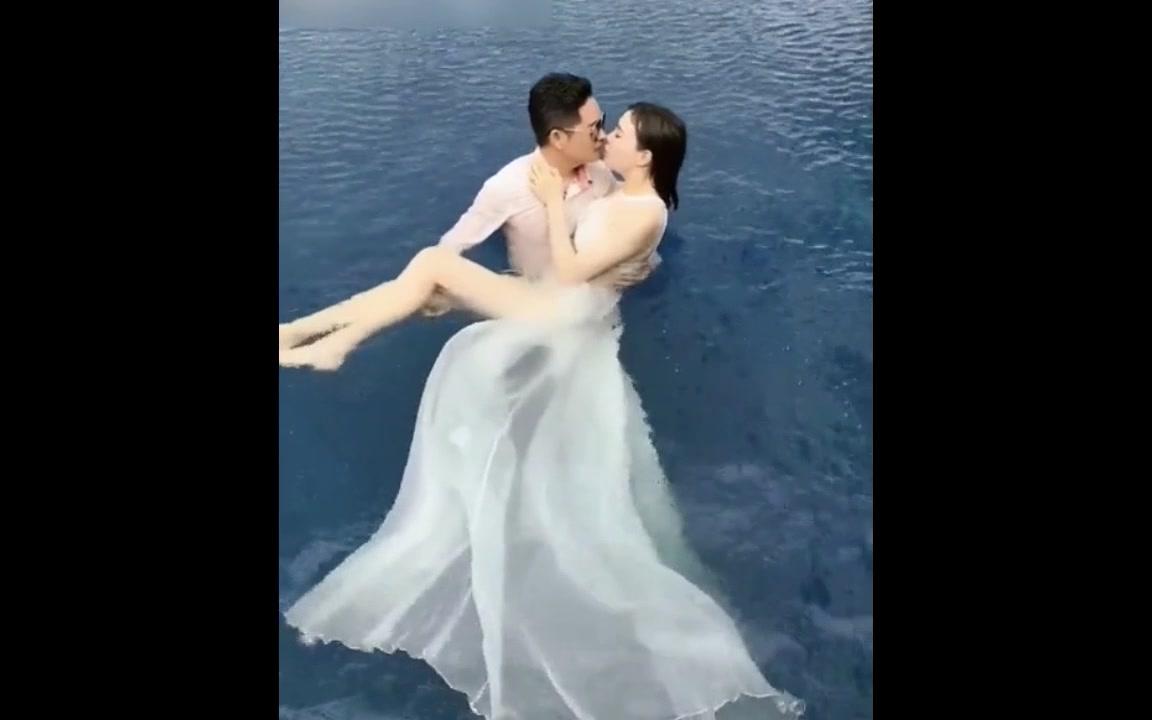 美女嫌弃摄影师拍的婚纱一般般,看到成品却被惊艳的说不出话来!哔哩哔哩bilibili