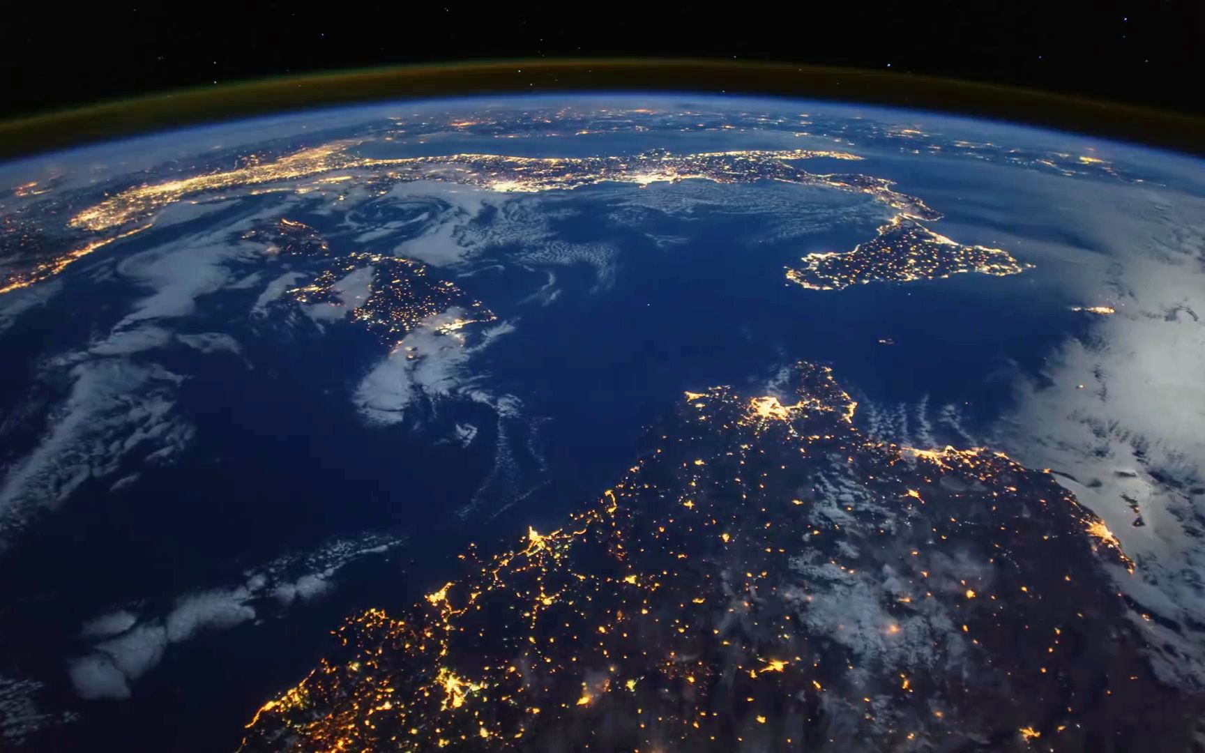 从太空看地中海城市夜晚灯光