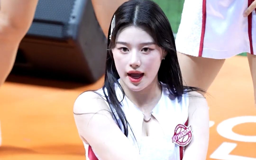 媚俗李艺彬拉拉队直拍李业斌啦啦队队长范康培养英雄