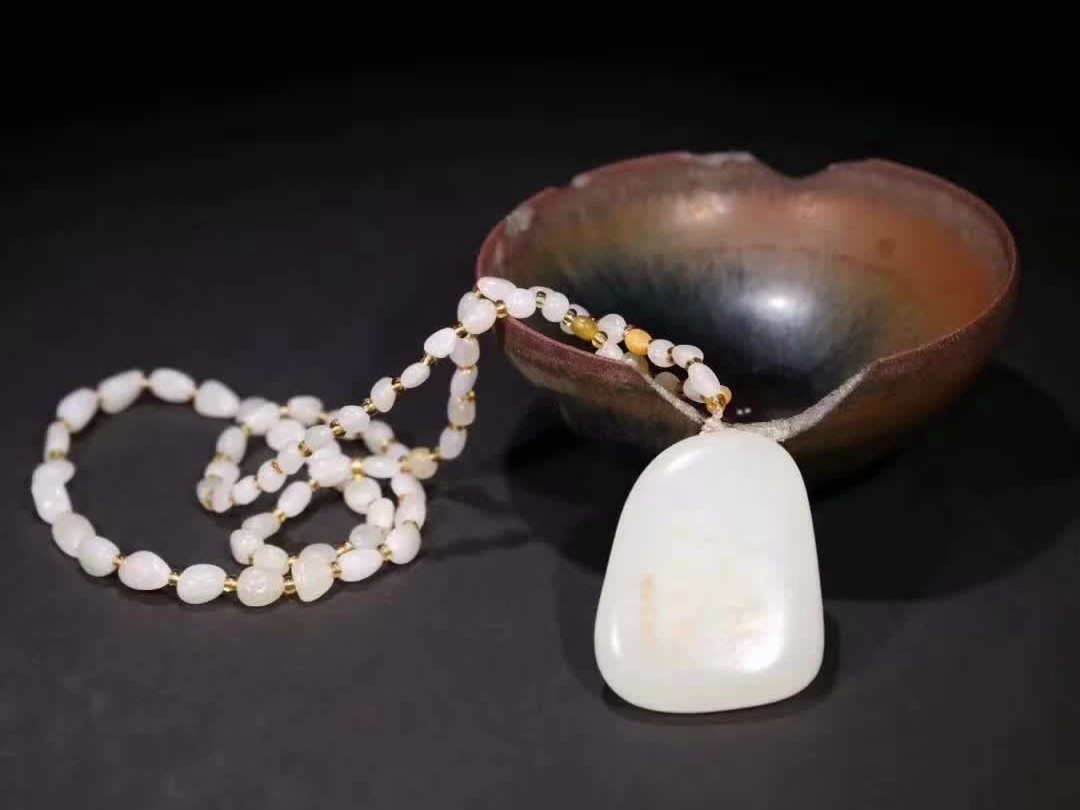 和田玉籽料原石吊坠