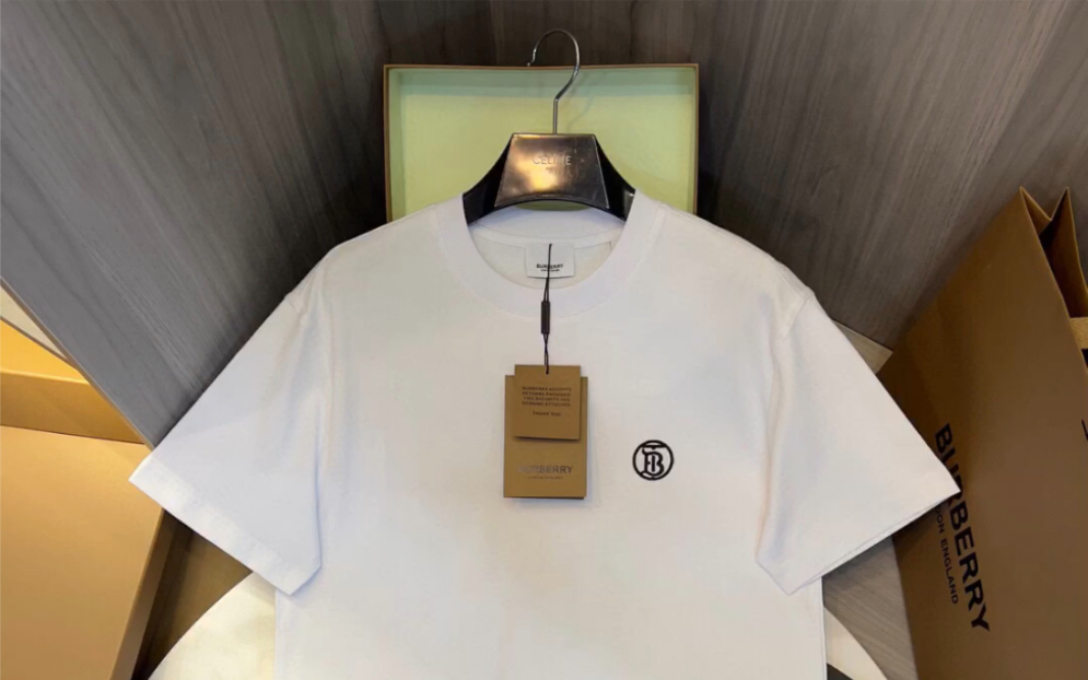 说一下高仿burberry巴宝莉2023ss最新款 tb专属标识刺绣图案棉质宽松