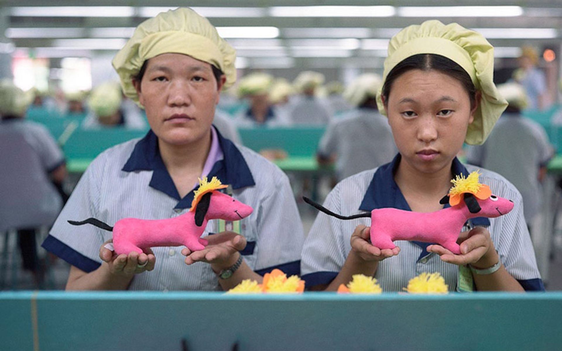 大陆玩具工厂流水线上的人们michaelwolf人文摄影作品