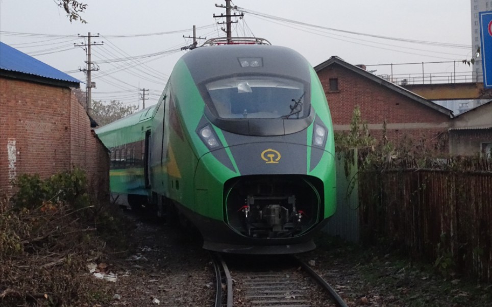 学习镇)gk1c牵引鼓型cr200j通过浦镇老厂西海路道口.