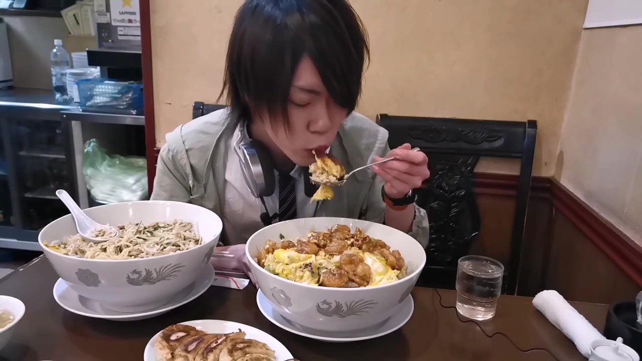 【日本大胃王耳机小哥】吃6公斤纳豆拉面虾米炒饭和饺子~w_哔哩哔哩