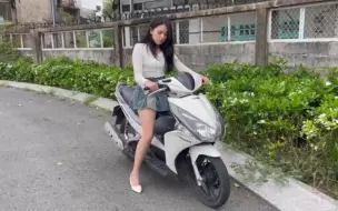 美女电启动摩托车