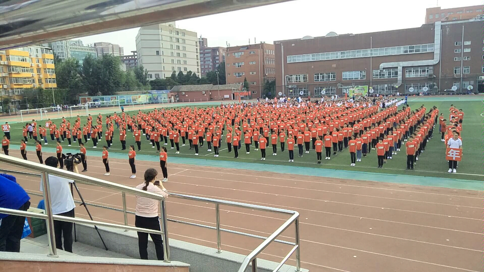 【北京市第十九中学】全年级一起跳《燃烧我的卡路里》是个啥感觉哔哩哔哩bilibili