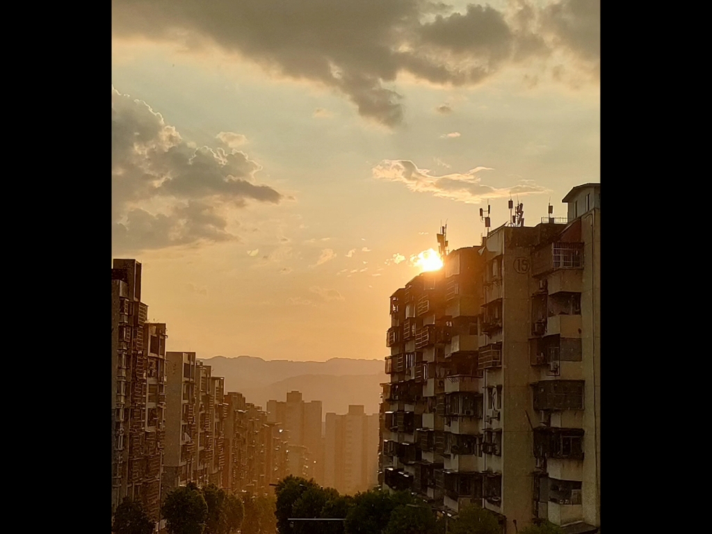 [图]“夕阳西下”，夏天的太阳炙热而热烈！