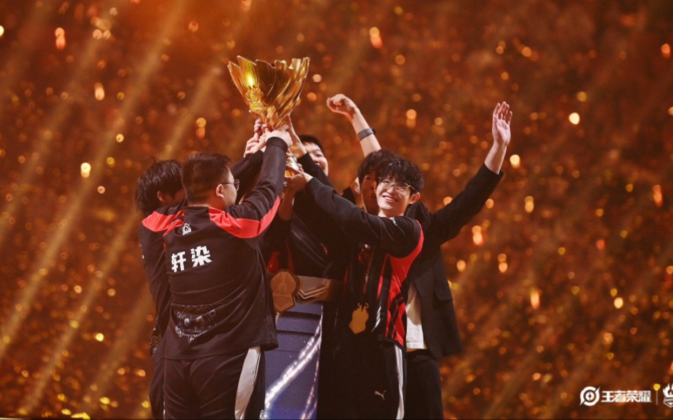 恭喜成都ag超玩会获得kic总冠军,一诺和cat夺冠后福利唱歌《飘向北方