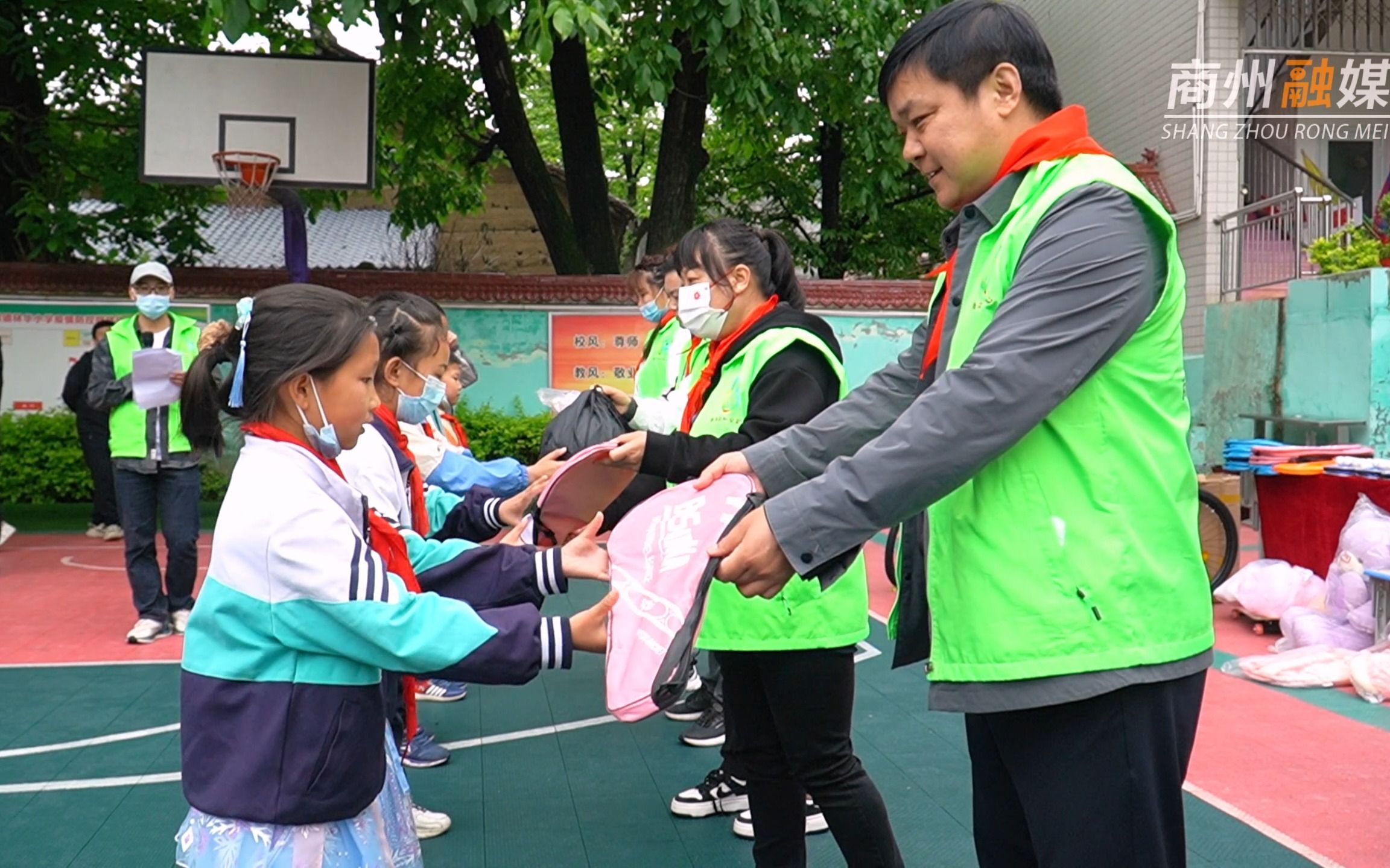 [图]5月26日，商洛彩虹公益中心在商州区杨斜镇林华小学举行“六一心愿单”发放仪式。