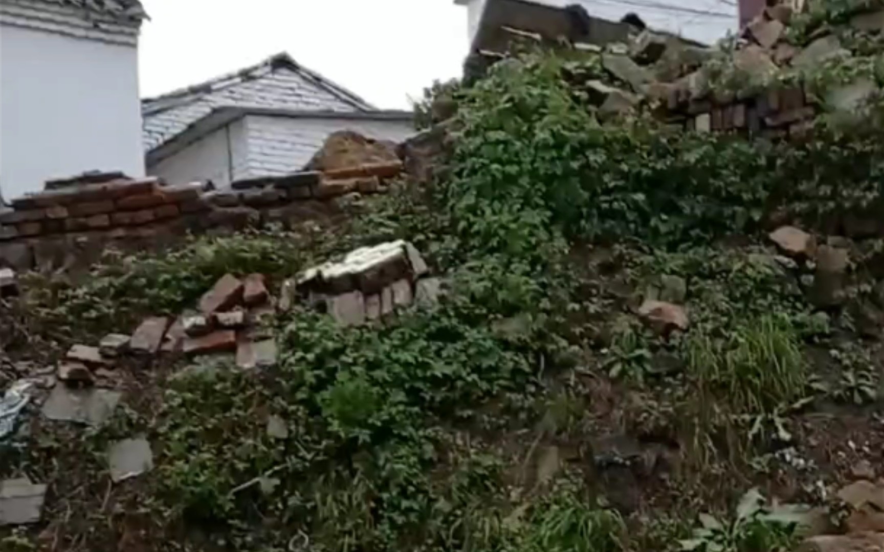 山西多日暴雨导致沁水县柳庄社区王庄村村民外围墙坍塌实拍哔哩哔哩bilibili