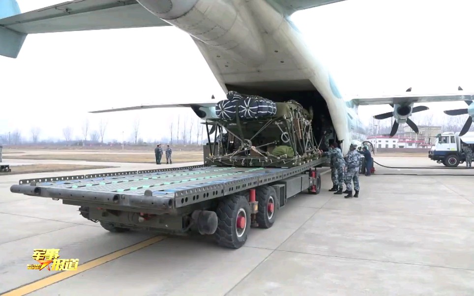 西部战区空军航空兵某团开展重装空投训练哔哩哔哩bilibili