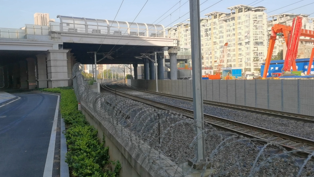 z236次列车通过汉口站北广场