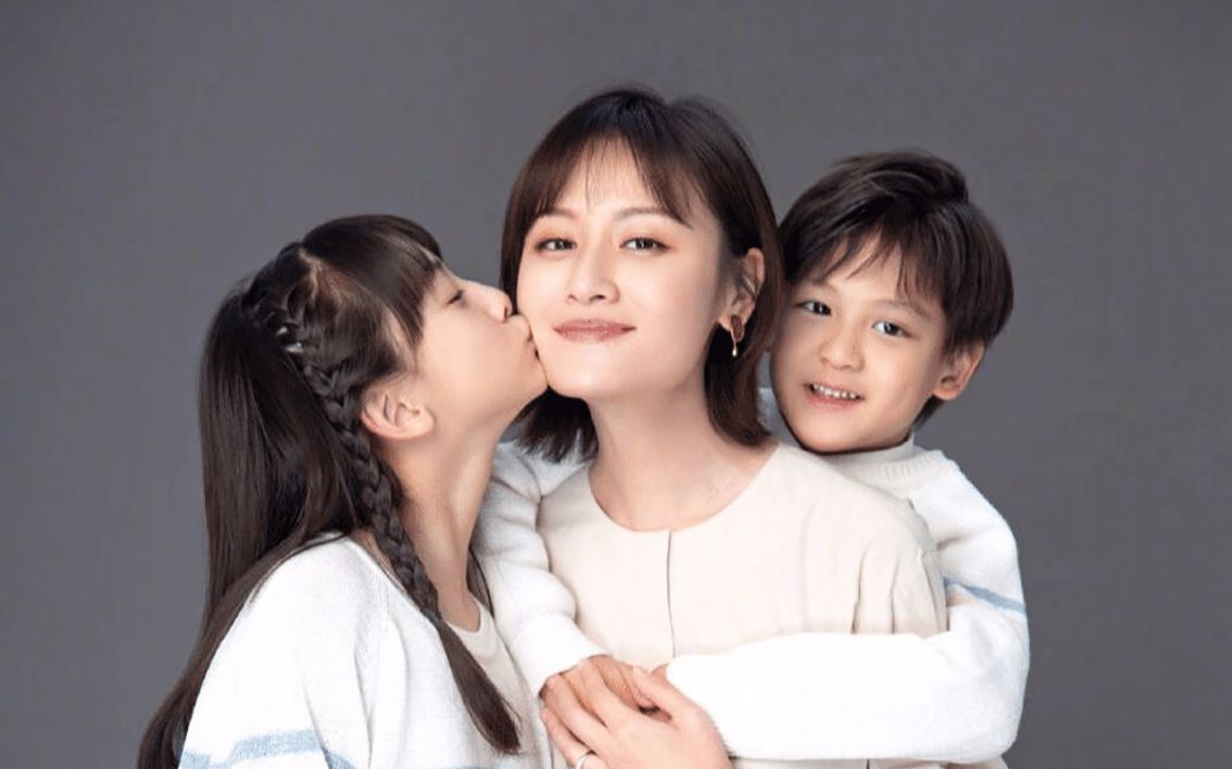 叶一茜与儿女拍写真庆母亲节田亮喊道父亲节要同款亲亲抱抱