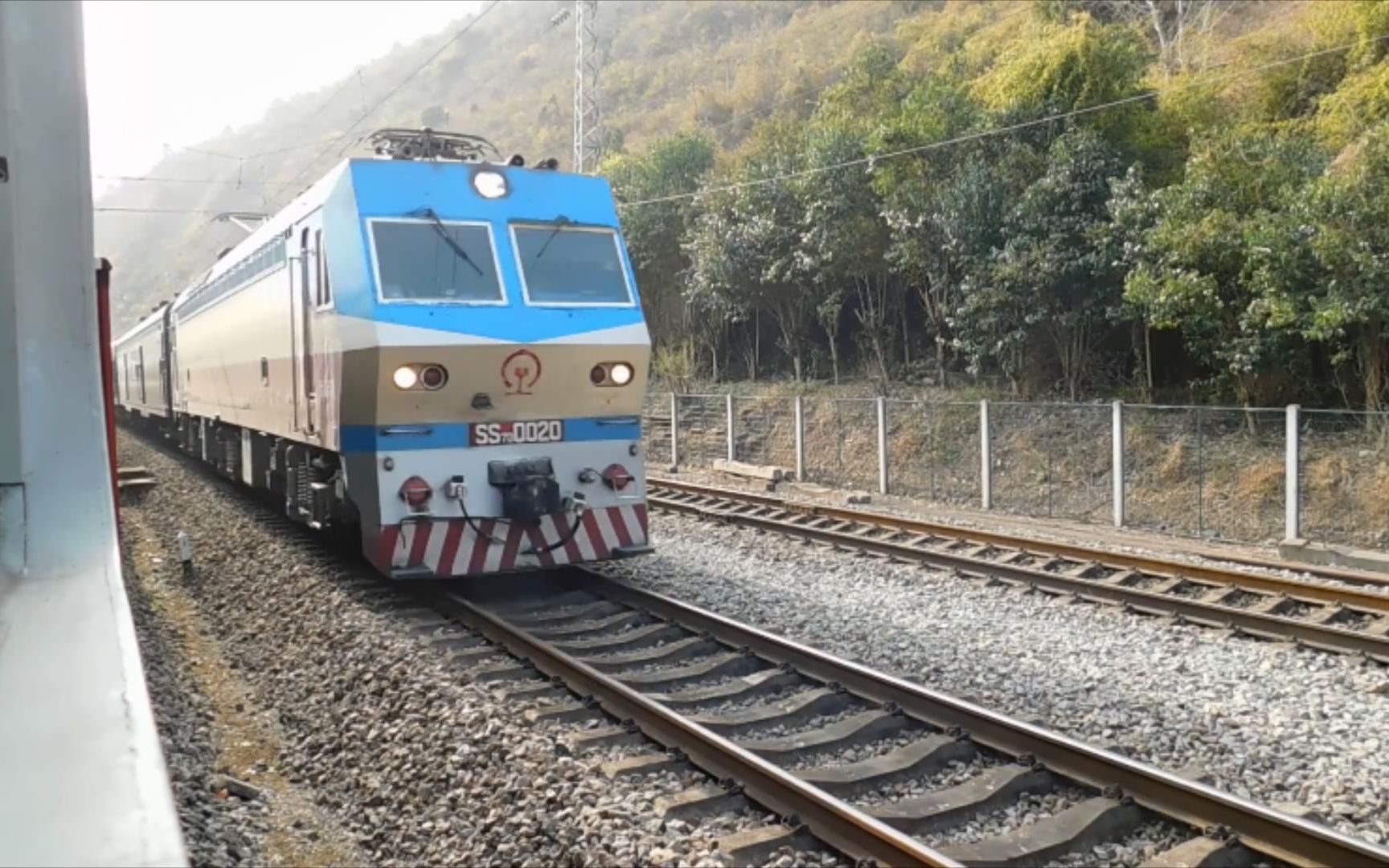 t8次列车和k546次列车先后通过宝成线铁路徐家坪车站