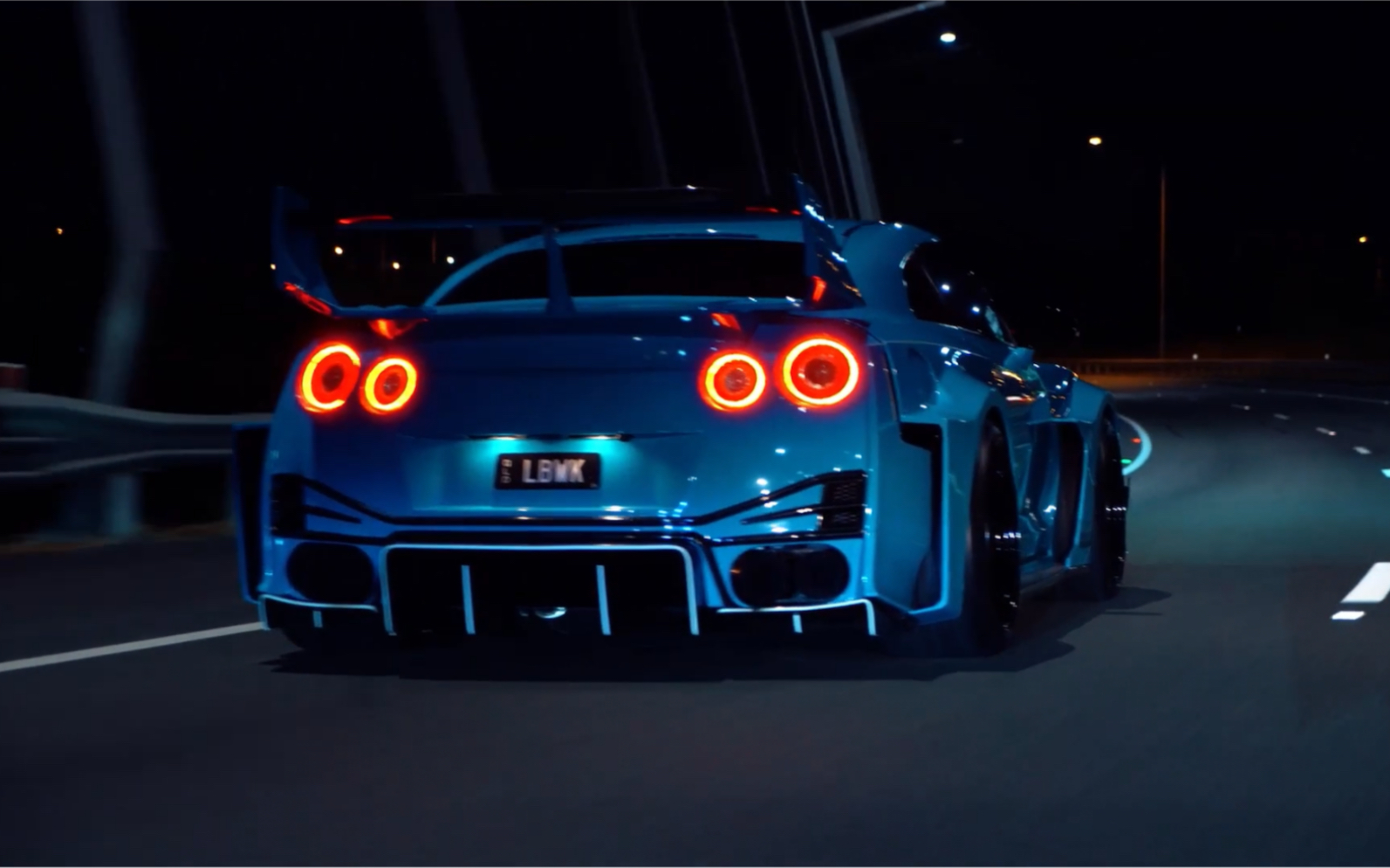 【4k】夜幕下的藍精靈 日產gtr r35 lb寬體加持 nissan gtr r35_嗶哩