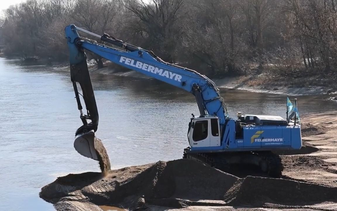 奥地利felbermayr公司挖掘机在河道挖沙作业