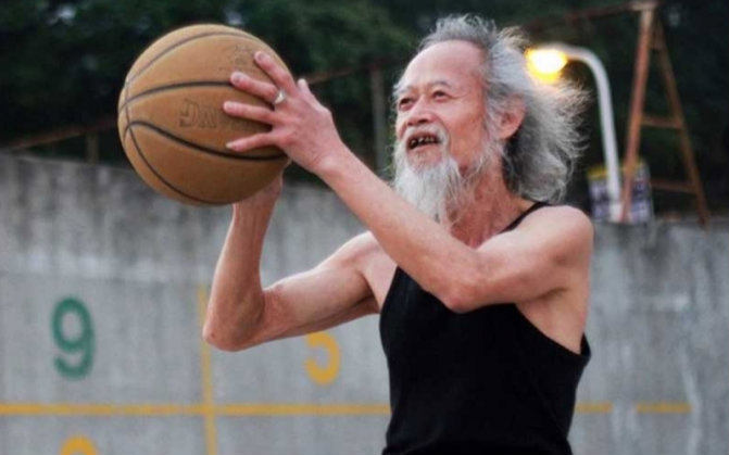 扫地老头打篮球完爆年轻人