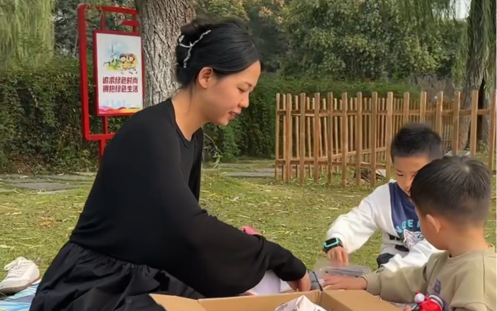 老公说我每天做饭也挺累的,周末带着我和孩子出去吃,说以后尽量周末都带我们出来,好好陪陪孩子,可能他之前一直不在孩子身边才会这样想吧~哔哩哔...