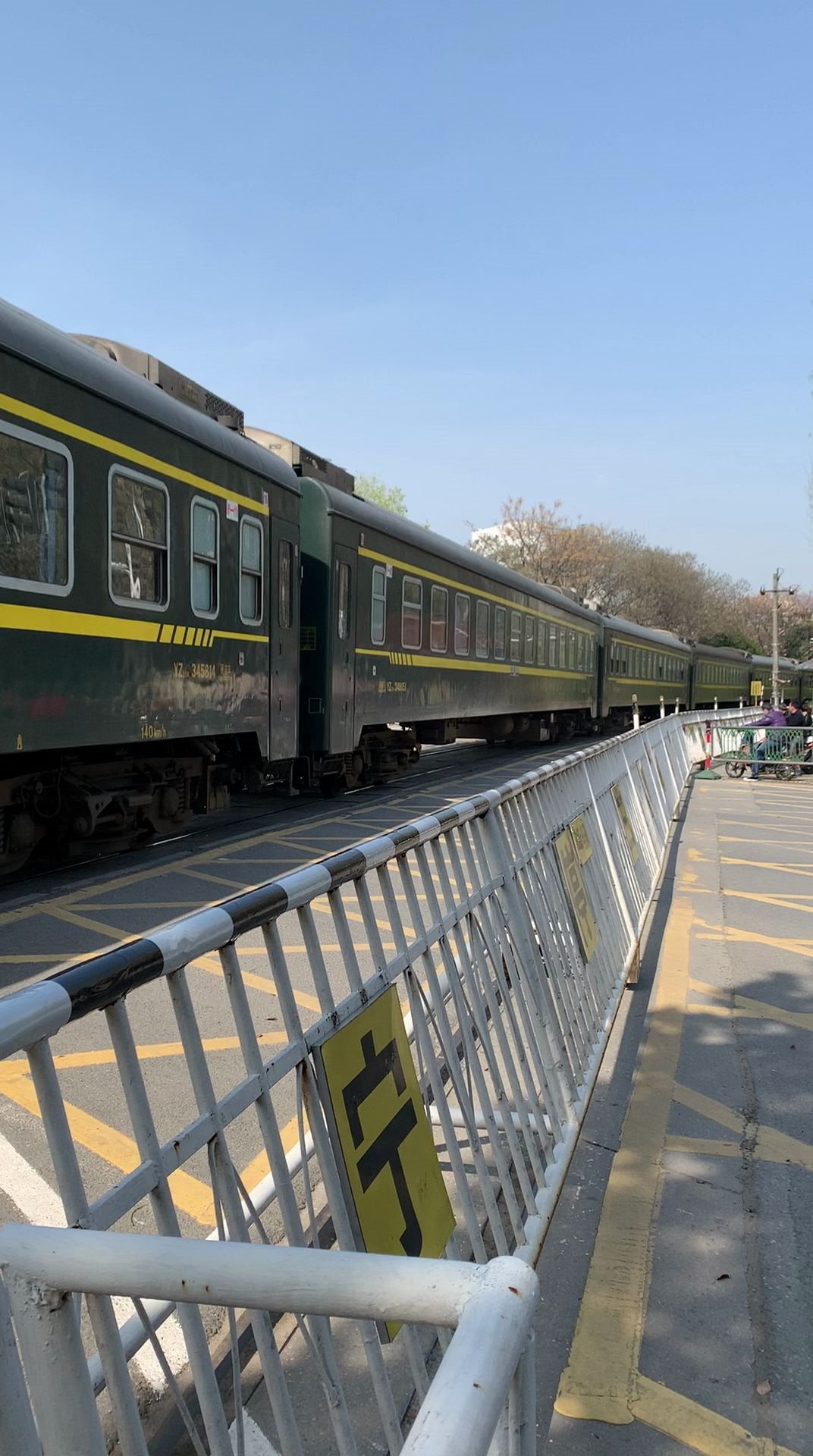 2 t237次通过中和桥道口