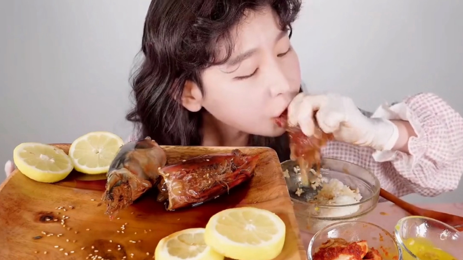 韩国美女美食博主直播吃大虾