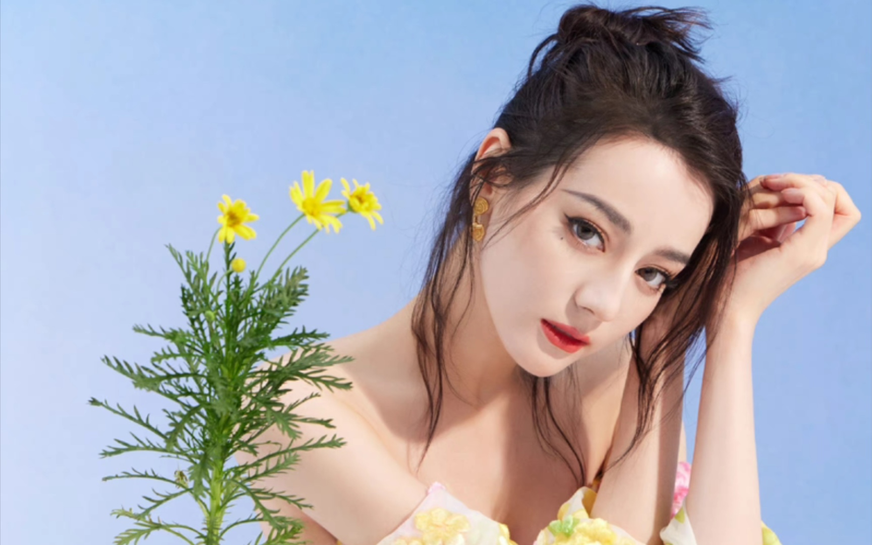迪丽热巴是花仙子吧!碎花长裙,翩翩起舞,美呆喏